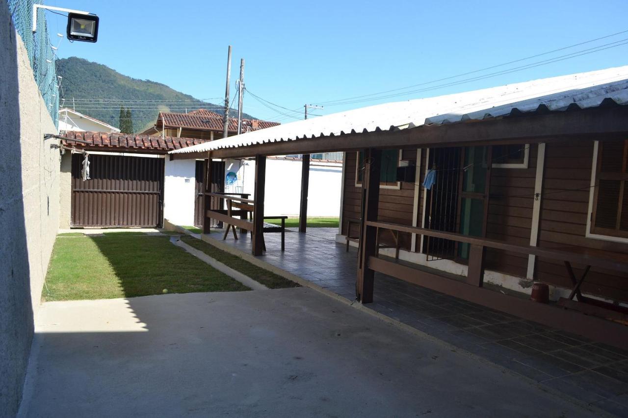 Maranduba Beach Chalet: Poolside Retreat with Sea Access Ubatuba Exterior photo